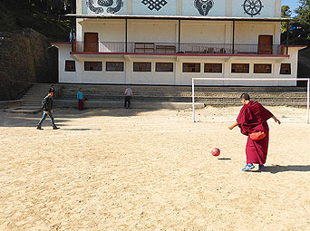 Monjes jugando a fútbol en Mc Leod Ganj, India